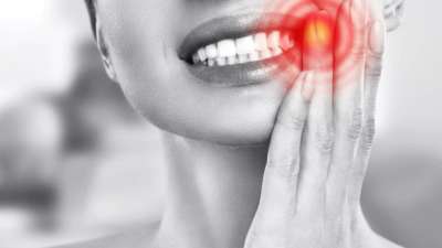 आज के समय में दांत दर्द एक आम समस्या बन गई है लेकिन कभी-कभी इसका दर्द असहनीय हो जाता है। दांत के दर्द होने से कान और सिर में भी दर्द होने लगता है। जिसकी वजह से कई बार लोगों को बुखार तक आ जाता है। वैसे तो दांतों में दर्द के कई कारण हो सकते हैं जैसे कैल्शियम की कमी, बैक्टीरियल इंफेक्शन या फिर दांतों की सफाई ना रखना हो सकता है। यदि आप भी दांत की समस्या से गुज़र रहे हैं और इससे छुटकारा पाना चाहते हैं तो दवाओं के अलावा आप कुछ आसान घरेलू उपाय भी अपना सकते हैं। आइए जानते हैं। 