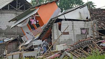 इंडोनेशिया के मुख्य द्वीप जावा में सोमवार को आए भीषण भूकंप और उसके बाद आए झटकों के चलते कई मकान गिर गए हैं। भूकंप जनित हादसों से देश में अभी तक कम से कम 162 लोगों की मौत हुई है, जबकि सैकड़ों अन्य घायल हुए हैं। भूकंप के झटके से दर्जनों इमारतें क्षतिग्रस्त हो गईं। अपनी जान बचाने के लिए सड़कों और गलियों में भाग रहे लोगों में से कई घायल और खून से लथपथ नजर आए। 5.4 तीव्रता का भूकंप पश्चिम जावा प्रांप के सियांजुर क्षेत्र में 10 किलोमीटर की गहराई में था। 