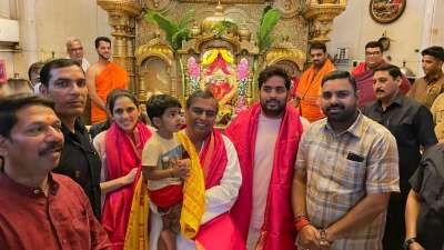 उद्योगपति मुकेश अंबानी ने अपने बेटे आकाश, बहू श्लोका और पोते के साथ सिद्धिविनायक मंदिर में गणपति बप्पा के दर्शन किए