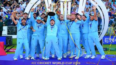 वनडे वर्ल्ड कप 2019 का फाइनल मुकाबला इंग्लैंड और न्यूजीलैंड के बीच खेला गया। इंग्लैंड ने साल 2019 से पहले एक बार भी वर्ल्ड कप का खिताब नहीं जीता था। फाइनल मुकाबले में इंग्लैंड की कमान जोस बटलर के हाथों में थी। वहीं, न्यूजीलैंड के कप्तान केन विलियमसन थे। इस फाइनल मैच को कोई भी टीम हारने के लिए तैयार नहीं थी और दोनों टीमों के 50 ओवर खेलने के बाद भी विजेता का फैसला नहीं हो पाया था, जिसके बाद सुपर ओवर करवाया गया। फिर वहां भी मैच टाई हो गया, जिसके बाद बाउंड्री काउंट से क्रिकेट की दुनिया को एक नया चैंपियन मिला। 