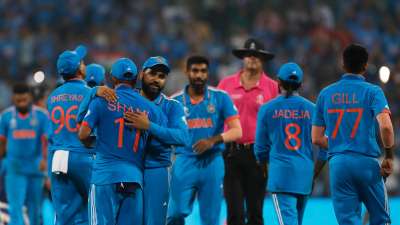 भारत में वनडे वर्ल्ड कप खेला जा रहा है। जहां भारत, ऑस्ट्रेलिया और साउथ अफ्रीका जैसी टीमों ने शानदार प्रदर्शन किया है। भारत ने गुरुवार को श्रीलंका के खिलाफ 302 रनों से मैच जीता, ऐसे में आइए एक नजर उन टीमों पर डालते हैं जिन्होंने वर्ल्ड कप के इतिहास में रनों ने मामले में सबसे बड़ी जीत दर्ज की हो।