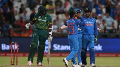 IND vs SA ODI Series: भारत और साउथ अफ्रीका के बीच 17 दिसंबर से तीन मैचों की वनडे सीरीज खेली जाएगी। इस सीरीज में टीम इंडिया की कमान केएल राहुल संभालेंगे। वहीं, टीम में कई नए चहरों को भी जगह दी गई है। ऐसे में चलिए आपको बताते हैं भारत-साउथ अफ्रीका के बीच खेली गई वनडे मैचों में सबसे ज्यादा विकेट लेने वाले भारतीय गेंदबाजों के बारे में। 