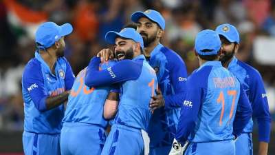 T20 World Cup 2024: टी20 क्रिकेट के सबसे बड़े टूर्नामेंट टी20 वर्ल्ड कप का आगाज 1 जून से होने जा रहा है। इस टूर्नामेंट की मेजबानी वेस्टइंडीज और अमेरिका करने जा रहा है। ये टूर्नामेंट 20 टीमों के बीच खेला जाएगा। ये अभी तक का सबसे बड़ा टी20 वर्ल्ड कप होगा। वहीं, टीम इंडिया इस बार भी बड़े दावेदार के तौर पर इस मैदान पर उतरेगी। लेकिन कुछ टीमों के खिलाफ टीम इंडिया का प्रदर्शन कुछ खास नहीं रहा है। 