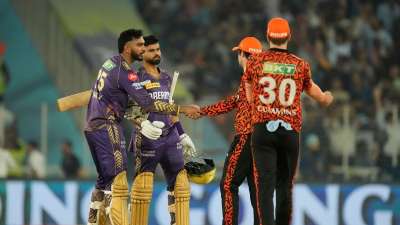 KKR vs SRH IPL 2024 Qualifier 1: आईपीएल 2024 का पहला क्वालीफायर मैच कोलकाता नाइट राइडर्स और सनराइजर्स हैदराबाद के बीच खेला गया। अहमदाबाद के नरेंद्र मोदी स्टेडियम में खेले गए इस मैच में केकेआर की टीम ने बाजी मारी। सनराइजर्स हैदराबाद ने इस मैच में पहले बल्लेबाजी करते हुए 19.3 ओवर में 159 रन बनाए और वह ऑल आउट हो गई। इसके बाद केकेआर ने सिर्फ 13.4 ओवर में ही 2 विकेट खोकर इस टारगेट को हासिल कर लिया। इस मैच के दौरान कई बड़े रिकॉर्ड्स भी बने। 