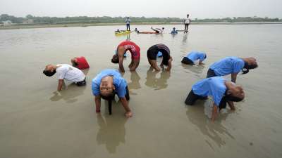 अंतर्राष्ट्रीय योग दिवस के अवसर पर प्रधानमंत्री नरेन्द्र मोदी ने जम्मू-कश्मीर में आयोजित मुख्य कार्यक्रम का नेतृत्व किया। वहीं, तीनों भारतीय सेनाओं और अर्धसैनिक बलों ने ऊंची बर्फीली चोटियों से लेकर समुद्र तक विभिन्न स्थलों पर योगाभ्यास किया। 