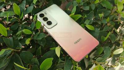 Oppo Reno 12 5G की कीमत में भारी कटौती कर दी गई है। ओप्पो के इस साल लॉन्च हुए AI फीचर वाले स्मार्टफोन की कीमत लॉन्च के महज कुछ महीने के बाद ही कम हो गई है। फोन की खरीद पर हजारों रुपये का बंपर डिस्काउंट दिया जा रहा है। साथ ही, यूजर्स को Flipkart से फोन खरीदने पर 3,399 रुपये तक का एकस्ट्रा डिस्काउंट भी मिलेगा। यह फोन 8GB रैम और 256GB स्टोरेज में आता है। इसे तीन कलर ऑप्शन - Astro Silver, Matte Brown और Sunset Peach में खरीदा जा सकता है।