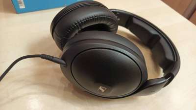 Sennheiser HD 620S को कंपनी ने कुछ महीने पहले भारत समेत ग्लोबल मार्केट में लॉन्च किया है। Sennheiser अपने प्रीमियम क्वालिटी वाले ऑडियो प्रोडक्ट के लिए जानी जाती है। म्यूजिक इंडस्ट्री से लेकर ऑफिस, इवेंट्स आदि में Sennheiser के ऑडियो डिवाइसेज यूज होते हैं। Sennheiser HD 620S की कीमत 27,990 रुपये है। हमने इस हेडफोन को कुछ सप्ताह यूज किया है और आपके लिए इसका रिव्यू लेकर आए हैं। क्या Sennheiser का यह हेडफोन अपनी कीमत को जस्टिफाई कर पाएगा? आइए जानते हैं।