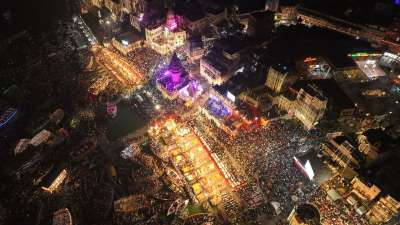 देशभर में आज देव दीपावली मनाई जा रही है। इस मौके पर वाराणसी में भी देव दीपावली के पर्व पर बड़े उत्सव का आयोजन किया गया है। वाराणसी की देव दीपावली में शामिल होने के लिए देशभर से लोग पहुंचे हैं। इस दौरान वाराणसी के सभी घाटों को रोशनी से जगमग कर दिया गया है। 