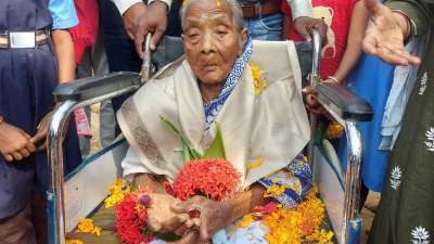 महाराष्ट्र और झारखंड विधानसभा चुनाव में बुधवार को बड़ी संख्या में मतदाताओं ने अपने मताधिकार का प्रयोग किया। वोटिंग में सबसे बड़ी बात यह रही कि बुजुर्ग ने गजब का उत्साह दिखाया। इसके साथ ही युवाओं ने भी बढ़-चढ़कर मतदान किया। कई पोलिंग बूथों पर सुबह से ही भीड़ देखी गई। 