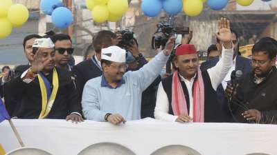 दिल्ली विधानसभा चुनाव में आम आदमी पार्टी के समर्थन में सपा प्रमुख अखिलेश यादव ने किराड़ी में अरविंद केजरीवाल के साथ रोड शो किया। इस इलाके में पूर्वांचल के ज्यादातर लोग रहते हैं।
दिल्ली विधानसभा चुनाव में आम आदमी पार्टी के समर्थन में सपा प्रमुख अखिलेश यादव ने किराड़ी में अरविंद केजरीवाल के साथ रोड शो किया। इस इलाके में पूर्वांचल के ज्यादातर लोग रहते हैं।