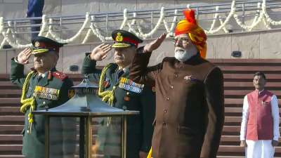 2025: पीएम नरेंद्र मोदी ने नेशनल वॉर मेमोरियल पर शहीद सैनिकों की याद में 2 मिनट का मौन रखकर उन्हें श्रद्धांजलि अर्पित की। 76वें गणतंत्र दिवस समारोह के लिए, उन्होंने सफेद कुर्ता-पायजामा के साथ गहरे भूरे रंग का बंद गले का कोट और लाल-पीले और केसरिया रंग का साफा पहना। 2025: पीएम नरेंद्र मोदी ने नेशनल वॉर मेमोरियल पर शहीद सैनिकों की याद में 2 मिनट का मौन रखकर उन्हें श्रद्धांजलि अर्पित की। 76वें गणतंत्र दिवस समारोह के लिए, उन्होंने सफेद कुर्ता-पायजामा के साथ गहरे भूरे रंग का बंद गले का कोट और लाल-पीले और केसरिया रंग का साफा पहना।