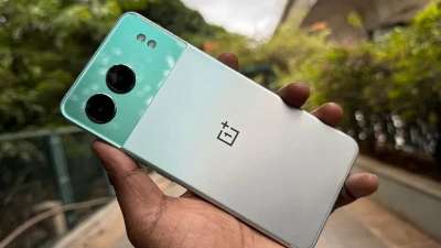 OnePlus Nord 4 5G की कीमत में भारी कटौती की गई है। वनप्लस के पिछले साल लॉन्च हुआ मिड बजट स्मार्टफोन लॉन्च प्राइस से 6,500 रुपये सस्ते में मिल रहा है। इसके अलावा फोन को EMI पर खरीद सकते हैं। वनप्लस का यह फोन मैटलिक डिजाइन के साथ आता है। अमेजन पर 13 जनवरी से शुरू हुए रिपब्लिक डे सेल में इस फोन को काफी कम कीमत में खरीद सकते हैं।