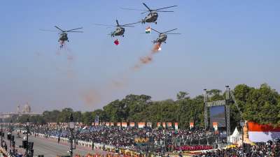 राष्ट्रीय राजधानी दिल्ली के कर्तव्य पथ पर रविवार को 76वें गणतंत्र दिवस समारोह में भारत की नई सामरिक मिसाइल ‘प्रलय’, टी-90 टैंक और युद्ध के मैदान में तीनों सेनाओं के बीच तालमेल तथा समृद्ध सांस्कृतिक विविधता, सैन्य शक्ति, आर्थिक प्रगति और विज्ञान एवं प्रौद्योगिकी जैसे क्षेत्रों में की गई प्रगति को प्रदर्शित किया गया।
राष्ट्रीय राजधानी दिल्ली के कर्तव्य पथ पर रविवार को 76वें गणतंत्र दिवस समारोह में भारत की नई सामरिक मिसाइल ‘प्रलय’, टी-90 टैंक और युद्ध के मैदान में तीनों सेनाओं के बीच तालमेल तथा समृद्ध सांस्कृतिक विविधता, सैन्य शक्ति, आर्थिक प्रगति और विज्ञान एवं प्रौद्योगिकी जैसे क्षेत्रों में की गई प्रगति को प्रदर्शित किया गया।