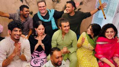 मशहूर अभिनेत्रियों में से एक रुबीना दिलैक अपनी सादगी और खूबसूरती से अपने प्रशंसकों का दिल जीतने में कभी असफल नहीं होती हैं। उनका विनम्र स्वभाव, अपनी जड़ों के जुड़ाव और अपनी संस्कृति के प्रति सम्मान हमेशा उनके फैंस को आकर्षित करता है। हाल ही में रुबीना ने अपने कुछ करीबी दोस्तों के साथ एक सार्थक आध्यात्मिक अनुभव साझा किया।
मशहूर अभिनेत्रियों में से एक रुबीना दिलैक अपनी सादगी और खूबसूरती से अपने प्रशंसकों का दिल जीतने में कभी असफल नहीं होती हैं। उनका विनम्र स्वभाव, अपनी जड़ों के जुड़ाव और अपनी संस्कृति के प्रति सम्मान हमेशा उनके फैंस को आकर्षित करता है। हाल ही में रुबीना ने अपने कुछ करीबी दोस्तों के साथ एक सार्थक आध्यात्मिक अनुभव साझा किया।