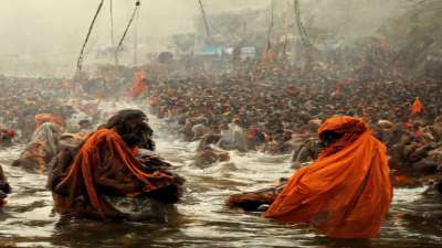 महाकुंभ 2025 सोमवार से शुरू हो रहा है, जिसमें श्रद्धालु पवित्र स्नान के लिए गंगा, यमुना और सरस्वती नदियों के संगम में डुबकी लगाएंगे।