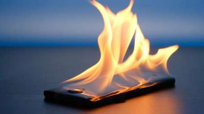 आज की भागदौड़ भरी जिंदगी में स्मार्टफोन हमारी जिंदगी का अहम हिस्सा बन चुका है। आज हर एक छोटे बड़े काम के लिए स्मार्टफोन और मोबाइल फोन की जरूरत पड़ती है। इससे हमें जितनी मदद मिलती है उतने ही इसके कुछ नुकसान हैं। पिछले कुछ समय में स्मार्टफोन ब्लास्ट की कई सारे खबरें सामने आई हैं। इसलिए आपको स्मार्टफोन यूज करते समय सावधानी बरतनी जाहिए।