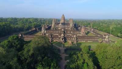 अंगकोरवाट मंदिर: हिंदू धर्म सिर्फ भारत तक सीमित नहीं है। इसकी पुरातन संस्कृति की झलक पूरी दुनिया में दिखती है। यही कारण है कि इस धर्म के प्रतीक, अवशेष, चिन्ह यहां तक प्राचीन मंदिर विदेशों में भी मिलते हैं। इन्हीं प्राचीन मंदिरों में से एक है कंबोडिया का अंगकोरवाट मंदिर। 402 एकड़ में फैल इस मंदिर का प्राचीन समय में नाम 'यशोधरपुर' था। इसका निर्माण सम्राट सूर्यवर्मन द्वितीय (1112-53 ई) के शासनकाल में हुआ था।