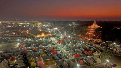प्रयागराज महाकुंभ में शनिवार को 42 लाख श्रद्धालुओं ने स्नान किया। इनमें 10 लाख कल्पवास के श्रद्धालु और 32 लाख अन्य श्रद्धालु शामिल थे। महाकुंभ में अब 7 करोड़ 72 लाख लोग स्नान कर चुके हैं। प्रयागराज महाकुंभ में शनिवार को 42 लाख श्रद्धालुओं ने स्नान किया। इनमें 10 लाख कल्पवास के श्रद्धालु और 32 लाख अन्य श्रद्धालु शामिल थे। महाकुंभ में अब 7 करोड़ 72 लाख लोग स्नान कर चुके हैं।
