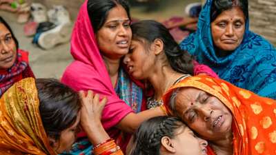 नई दिल्ली रेलवे स्टेशन पर हुई भगदड़ में 18 लोगों की जान चली गई। अपनों की मौत के बाद परिजनों की आंखों से आंसू थमने का नाम नहीं ले रहे। उन्होंने बताया कि कैसा था उस रात का मंजर, जब उनके अपने ऐसे बिछड़े जो कभी लौटकर नहीं आएंगे। आज भी स्टेशन की तरफ आंसू से भरी आंखे अपनों को तलाशती हैं। नई दिल्ली रेलवे स्टेशन पर हुई भगदड़ में 18 लोगों की जान चली गई। अपनों की मौत के बाद परिजनों की आंखों से आंसू थमने का नाम नहीं ले रहे। उन्होंने बताया कि कैसा था उस रात का मंजर, जब उनके अपने ऐसे बिछड़े जो कभी लौटकर नहीं आएंगे। आज भी स्टेशन की तरफ आंसू से भरी आंखे अपनों को तलाशती हैं।