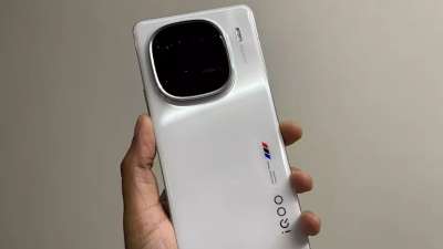 iQOO 12 5G का प्राइस कंपनी ने कम कर दिया है। पिछले साल लॉन्च हुए आईकू के इस फ्लैगशिप स्मार्टफोन को लॉन्च प्राइस से 14,000 रुपये सस्ते में बेचा जा रहा है। इसके अलावा फोन की खरीद पर 2,000 रुपये का फ्लैट डिस्काउंट कूपन के जरिए दिया जा रहा है। iQOO 12 5G का प्राइस कंपनी ने कम कर दिया है। पिछले साल लॉन्च हुए आईकू के इस फ्लैगशिप स्मार्टफोन को लॉन्च प्राइस से 14,000 रुपये सस्ते में बेचा जा रहा है। इसके अलावा फोन की खरीद पर 2,000 रुपये का फ्लैट डिस्काउंट कूपन के जरिए दिया जा रहा है।