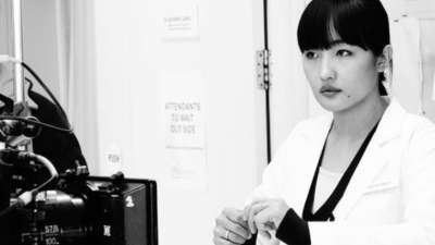 चुम दरांग 'बिग बॉस 18' की कंटेस्टेंट रह चुकी हैं। एक्ट्रेस 'बिग बॉस 18' से ही सोशल मीडिया पर सुर्खियां बटोर रही हैं। इस रियलिटी शो में एक्ट्रेस का गेम लोगों को काफी पसंद आया था। हाल ही एक्ट्र्रेस के बारे में एल्विश यादव ने भद्दे कमेंट किए थे, जिसका उन्होनें मुंह तोड़ जवाब भी दिया है। 