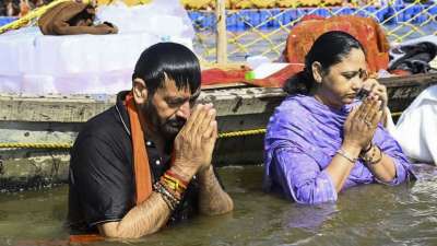 उत्तर प्रदेश के प्रयागराज में महाकुंभ में हरियाणा के मुख्यमंत्री नायब सिंह सैनी ने गुरुवार को सपरिवार संगम में डुबकी लगाई और अपने राज्य के लोगों की सुख-समृद्धि और कल्याण की प्रार्थना की। उत्तर प्रदेश के प्रयागराज में महाकुंभ में हरियाणा के मुख्यमंत्री नायब सिंह सैनी ने गुरुवार को सपरिवार संगम में डुबकी लगाई और अपने राज्य के लोगों की सुख-समृद्धि और कल्याण की प्रार्थना की।
