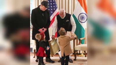अपने अमेरिकी दौरे के दौरान प्रधानमंत्री नरेंद्र मोदी ने स्पेसएक्स के सीईओ एलन मस्क से भी मुलाकात की। पीएम मोदी की मीटिंग के साथ मस्क अपनी पत्नी और तीन बच्चों के साथ आए हुए थे। पीएम मोदी ने मस्क के बच्चों को दुलार करते हुए गिफ्ट भी दिया।
अपने अमेरिकी दौरे के दौरान प्रधानमंत्री नरेंद्र मोदी ने स्पेसएक्स के सीईओ एलन मस्क से भी मुलाकात की। पीएम मोदी की मीटिंग के साथ मस्क अपनी पत्नी और तीन बच्चों के साथ आए हुए थे। पीएम मोदी ने मस्क के बच्चों को दुलार करते हुए गिफ्ट भी दिया।
