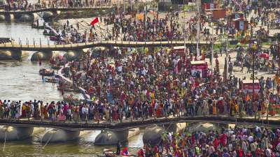 महाकुंभ के पांचवें स्नान पर्व माघी पूर्णिमा पर बुधवार को प्रयागराज में श्रद्धालुओं की भारी भीड़ देखने को मिली। माना जा रहा है कि माघी पूर्णिमा पर गंगा और संगम में करीब 2 करोड़ लोग डुबकी लगा चुके हैं। महाकुंभ के पांचवें स्नान पर्व माघी पूर्णिमा पर बुधवार को प्रयागराज में श्रद्धालुओं की भारी भीड़ देखने को मिली। माना जा रहा है कि माघी पूर्णिमा पर गंगा और संगम में करीब 2 करोड़ लोग डुबकी लगा चुके हैं।
