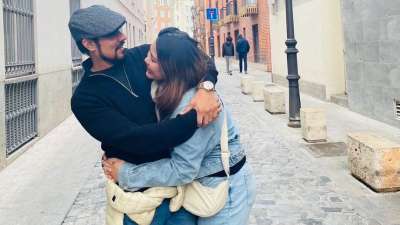 इस वैलेंटाइन डे पर रणदीप हुड्डा और उनकी पत्नी लिन लैशराम ने अपने खूबसूरत पल की झलकियां साझा की हैं। उन्होंने इस अवसर को एक प्यारी सी किस के साथ मनाया। एक दिल को छू लेने वाली पोस्ट में अभिनेता ने लिन के लिए अपने प्यार का इजहार किया। खूबसूरत तस्वीरों में उनके वैलेंटाइन वेकेशन की खास झलकियां देखने को मिल रही हैं। इस वैलेंटाइन डे पर रणदीप हुड्डा और उनकी पत्नी लिन लैशराम ने अपने खूबसूरत पल की झलकियां साझा की हैं। उन्होंने इस अवसर को एक प्यारी सी किस के साथ मनाया। एक दिल को छू लेने वाली पोस्ट में अभिनेता ने लिन के लिए अपने प्यार का इजहार किया। खूबसूरत तस्वीरों में उनके वैलेंटाइन वेकेशन की खास झलकियां देखने को मिल रही हैं।