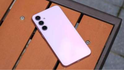 Samsung Galaxy A36 5G को जल्द भारत समेत ग्लोबल मार्केट में लॉन्च किया जा सकता है। सैमसंग का यह मिड बजट स्मार्टफोन हाल ही में कई सर्टिफिकेशन साइट पर देखा गया है। इस स्मार्टफोन को पिछले दिनों अमेरिकी सर्टिफिकेशन साइट FCC पर लिस्ट किया गया है, जहां फोन के कुछ फीचर्स रिवील हुए हैं। Samsung Galaxy A36 5G को जल्द भारत समेत ग्लोबल मार्केट में लॉन्च किया जा सकता है। सैमसंग का यह मिड बजट स्मार्टफोन हाल ही में कई सर्टिफिकेशन साइट पर देखा गया है। इस स्मार्टफोन को पिछले दिनों अमेरिकी सर्टिफिकेशन साइट FCC पर लिस्ट किया गया है, जहां फोन के कुछ फीचर्स रिवील हुए हैं।