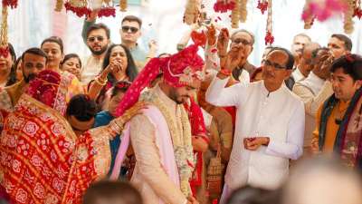 मध्य प्रदेश के पूर्व मुख्यमंत्री और मौजूदा केंद्रीय कृषि मंत्री शिवराज सिंह चौहान के बेटे कुणाल सिंह चौहान का वैवाहिक जीवन में प्रवेश हो गया है। वह रिद्धी जैन के साथ परिणय सूत्र में बंध गए। मध्य प्रदेश के पूर्व मुख्यमंत्री और मौजूदा केंद्रीय कृषि मंत्री शिवराज सिंह चौहान के बेटे कुणाल सिंह चौहान का वैवाहिक जीवन में प्रवेश हो गया है। वह रिद्धी जैन के साथ परिणय सूत्र में बंध गए।