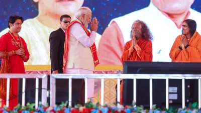 पीएम मोदी दो दिवसीय मध्य प्रदेश दौरे पर हैं। इस क्रम में रविवार को वह मध्य प्रदेश के छतरपुर पहुंचे। यहां उन्होंने बागेश्वर धाम के बालाजी मंदिर में पूजा-अर्चना की। पीएम मोदी दो दिवसीय मध्य प्रदेश दौरे पर हैं। इस क्रम में रविवार को वह मध्य प्रदेश के छतरपुर पहुंचे। यहां उन्होंने बागेश्वर धाम के बालाजी मंदिर में पूजा-अर्चना की।