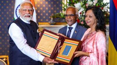 प्रधानमंत्री नरेंद्र मोदी को मॉरीशस के प्रधानमंत्री ने अपने देश के सर्वोच्च पुरस्कार ग्रैंड कमांडर ऑफ द ऑर्डर ऑफ द स्टार एंड की ऑफ द इंडियन ओशन से सम्मानित किया है। पीएम मोदी यह पुरस्कार पाने वाले पहले भारतीय बन गए हैं। अब तक पीएम मोदी को कुल 21 देश अपने यहां के सर्वोच्च सम्मान से सम्मानित कर चुके हैं। प्रधानमंत्री नरेंद्र मोदी को मॉरीशस के प्रधानमंत्री ने अपने देश के सर्वोच्च पुरस्कार ग्रैंड कमांडर ऑफ द ऑर्डर ऑफ द स्टार एंड की ऑफ द इंडियन ओशन से सम्मानित किया है। पीएम मोदी यह पुरस्कार पाने वाले पहले भारतीय बन गए हैं। अब तक पीएम मोदी को कुल 21 देश अपने यहां के सर्वोच्च सम्मान से सम्मानित कर चुके हैं।