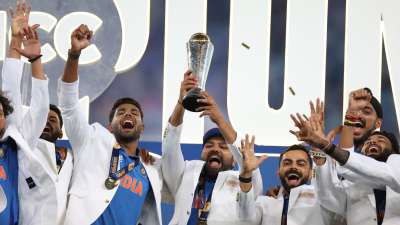 भारत ने दुबई में न्यूजीलैंड को 4 विकेट से हराकर चैंपियंस ट्रॉफी 2025 का खिताब जीत लिया। भारत ने तीसरा बार चैंपियंस ट्रॉफी का खिताब जीता। टीम इंडिया ने कुल मिलाकर सातवीं ICC ट्रॉफी अपने नाम की। आइए एक नजर डालते हैं भारतीय टीम द्वारा जीते गए सभी ICC खिताब पर....