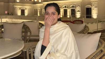 ब्रेकअप और पैचअप का सिलसिला फिल्मी दुनिया में चलता रहता है। आज किसी का ब्रेकअप तो कल पैचअप हो जाता है। कई बार तो लोग इसे गुड्डे-गुडिया का खेल समझ लेते हैं। वैसे पहले फैंस को इन सभी बातों पर हैरानी होती थी, लेकिन अब परिस्थियां बदल गई हैं और लोग आए दिन होने वाली इन बातों को नजरअंदाज कर देते हैं। दर्शकों को फर्क तब पड़ता है जब सालों से साथ रह रहे किसी कपल को अलग होता देखें या फिर उनकी चहेती जोड़ी के अलगाव से प्रभावित होते हैं। अब एक बार फिर ऐसा ही देखने को मिला है, लोगों को फेवरेट हसीना इन दिनों खासा खुश नहीं हैं। ब्रेकअप और पैचअप का सिलसिला फिल्मी दुनिया में चलता रहता है। आज किसी का ब्रेकअप तो कल पैचअप हो जाता है। कई बार तो लोग इसे गुड्डे-गुडिया का खेल समझ लेते हैं। वैसे पहले फैंस को इन सभी बातों पर हैरानी होती थी, लेकिन अब परिस्थियां बदल गई हैं और लोग आए दिन होने वाली इन बातों को नजरअंदाज कर देते हैं। दर्शकों को फर्क तब पड़ता है जब सालों से साथ रह रहे किसी कपल को अलग होता देखें या फिर उनकी चहेती जोड़ी के अलगाव से प्रभावित होते हैं। अब एक बार फिर ऐसा ही देखने को मिला है, लोगों को फेवरेट हसीना इन दिनों खासा खुश नहीं हैं।