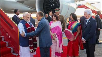 प्रधानमंत्री नरेंद्र मोदी दो दिवसीय यात्रा पर मॉरीशस पहुंचे हैं। सर शिवसागर रामगुलाम अंतरराष्ट्रीय हवाई अड्डे पर पीएम मोदी का शानदार और गर्मजोशी से स्वागत किया गया। मॉरीशस के प्रधानमंत्री नवीनचंद्र रामगुलाम ने प्रधानमंत्री नरेंद्र मोदी को फूलों की माला पहनाकर स्वागत किया। पीएम मोदी 12 मार्च को मॉरीशस के राष्ट्रीय दिवस समारोह में मुख्य अतिथि के रूप में शिरकत करेंगे। भारतीय नौसेना के एक जहाज के साथ भारतीय रक्षा बलों की एक टुकड़ी भी इस समारोह में हिस्सा लेगी। प्रधानमंत्री नरेंद्र मोदी दो दिवसीय यात्रा पर मॉरीशस पहुंचे हैं। सर शिवसागर रामगुलाम अंतरराष्ट्रीय हवाई अड्डे पर पीएम मोदी का शानदार और गर्मजोशी से स्वागत किया गया। मॉरीशस के प्रधानमंत्री नवीनचंद्र रामगुलाम ने प्रधानमंत्री नरेंद्र मोदी को फूलों की माला पहनाकर स्वागत किया। पीएम मोदी 12 मार्च को मॉरीशस के राष्ट्रीय दिवस समारोह में मुख्य अतिथि के रूप में शिरकत करेंगे। भारतीय नौसेना के एक जहाज के साथ भारतीय रक्षा बलों की एक टुकड़ी भी इस समारोह में हिस्सा लेगी।