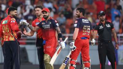 IPL में लक्ष्य का पीछा करना काफी मुश्किल होता है, लेकिन विराट कोहली जैसे बल्लेबाज के लिए टारगेट चेज करना बाएं हाथ का खेल है। IPL में अक्सर ये देखने को मिलता है। यही वजह है कि किंग कोहली का नाम सफल रन चेज में सबसे ज्यादा रन बनाने वाले बल्लेबाजों में शुमार है। आइए जानते हैं IPL में सफल रन चेज में सबसे ज्यादा रन बनाने वाले खिलाड़ियों के बारें में.. IPL में लक्ष्य का पीछा करना काफी मुश्किल होता है, लेकिन विराट कोहली जैसे बल्लेबाज के लिए टारगेट चेज करना बाएं हाथ का खेल है। IPL में अक्सर ये देखने को मिलता है। यही वजह है कि किंग कोहली का नाम सफल रन चेज में सबसे ज्यादा रन बनाने वाले बल्लेबाजों में शुमार है। आइए जानते हैं IPL में सफल रन चेज में सबसे ज्यादा रन बनाने वाले खिलाड़ियों के बारें में..