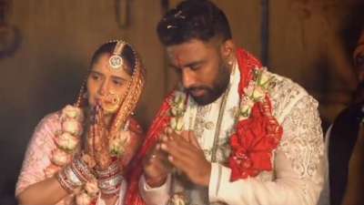 अभिनेत्री आरती सिंह और उनके बिजनेसमैन पति दीपक चौहान ने अपनी शादी की पहली सालगिरह बेहद खास तरीके से मनाई है। आध्यात्मिक उत्सव के रंग में उनकी शादी की सालगिरह रंगी नजर आई। इस कपल ने 2024 में मुंबई के इस्कॉन मंदिर में शादी की थी। अब एक साल बाद दोनों ने उत्तराखंड के त्रियुगीनारायण मंदिर में फिर से सात फेरे लिए हैं। दोनों की इस शादी की तस्वीरें भी सामने आई हैं। अभिनेत्री आरती सिंह और उनके बिजनेसमैन पति दीपक चौहान ने अपनी शादी की पहली सालगिरह बेहद खास तरीके से मनाई है। आध्यात्मिक उत्सव के रंग में उनकी शादी की सालगिरह रंगी नजर आई। इस कपल ने 2024 में मुंबई के इस्कॉन मंदिर में शादी की थी। अब एक साल बाद दोनों ने उत्तराखंड के त्रियुगीनारायण मंदिर में फिर से सात फेरे लिए हैं। दोनों की इस शादी की तस्वीरें भी सामने आई हैं।