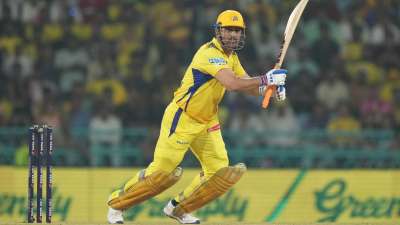 आईपीएल 2025 के 30वें मुकाबले में CSK ने LSG को 5 विकेट से मात दी और इस सीजन का अपना दूसरा जीत दर्ज किया। लगातार पांच मैच हारने के बाद सीएसके की टीम को ये जीत नसीब हुई। चेन्नई की इस जीत में कप्तान महेंद्र सिंह धोनी का योगदान काफी अहम रहा। धोनी ने इस मैच फिनिशिंग टच दिया और 11 गेंदों में नाबाद 26 रन बनाकर टीम को रोमांचक जीत दिलाई। इस पारी के लिए धोनी को प्लेयर ऑफ द मैच का अवॉर्ड मिला। इस अवॉर्ड को जीतते ही धोनी ने 11 साल पुराना आईपीएल रिकॉर्ड ध्वस्त किया। आईपीएल 2025 के 30वें मुकाबले में CSK ने LSG को 5 विकेट से मात दी और इस सीजन का अपना दूसरा जीत दर्ज किया। लगातार पांच मैच हारने के बाद सीएसके की टीम को ये जीत नसीब हुई। चेन्नई की इस जीत में कप्तान महेंद्र सिंह धोनी का योगदान काफी अहम रहा। धोनी ने इस मैच फिनिशिंग टच दिया और 11 गेंदों में नाबाद 26 रन बनाकर टीम को रोमांचक जीत दिलाई। इस पारी के लिए धोनी को प्लेयर ऑफ द मैच का अवॉर्ड मिला। इस अवॉर्ड को जीतते ही धोनी ने 11 साल पुराना आईपीएल रिकॉर्ड ध्वस्त किया।