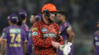 IPL 2025 में कोलकाता नाईट राइडर्स और सनराइजर्स हैदराबाद के बीच सीजन का 15वां मुकाबला खेला गया। ईडन गार्डन्स के मैदान पर खेले गए इस मैच में SRH को 80 रनों से हार का सामना करना पड़ा। यह रनों के लिहाज से हैदराबाद की आईपीएल में सबसे बड़ी हार है। हम आज आपको आईपीएल में सनराइजर्स हैदराबाद की रनों के हिसाब से पांच सबसे बड़ी हार के बारे में बताएंगे। IPL 2025 में कोलकाता नाईट राइडर्स और सनराइजर्स हैदराबाद के बीच सीजन का 15वां मुकाबला खेला गया। ईडन गार्डन्स के मैदान पर खेले गए इस मैच में SRH को 80 रनों से हार का सामना करना पड़ा। यह रनों के लिहाज से हैदराबाद की आईपीएल में सबसे बड़ी हार है। हम आज आपको आईपीएल में सनराइजर्स हैदराबाद की रनों के हिसाब से पांच सबसे बड़ी हार के बारे में बताएंगे।
