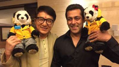 फिल्मों में सिर्फ एक्शन ही नहीं, बल्कि जैकी चैन ने अपनी शानदार कॉमेडी से भी लोगों के दिलों में अपनी खास जगह बनाई। एक्टर का जन्म 7 अप्रैल, 1954 को चीन के हांगकांग में हुआ था। उनके बचपन का नाम कोंग सांग चैन था। बाद में उनके माता-पिता ऑस्ट्रेलिया चले गए और जैकी चैन हांगकांग में अकेले रह गए। फिर जब चैन 17 साल के हुए तो उन्होंने बतौर स्टंटमैन फिल्मों में काम करना शुरू कर दिया। फिल्मों में सिर्फ एक्शन ही नहीं, बल्कि जैकी चैन ने अपनी शानदार कॉमेडी से भी लोगों के दिलों में अपनी खास जगह बनाई। एक्टर का जन्म 7 अप्रैल, 1954 को चीन के हांगकांग में हुआ था। उनके बचपन का नाम कोंग सांग चैन था। बाद में उनके माता-पिता ऑस्ट्रेलिया चले गए और जैकी चैन हांगकांग में अकेले रह गए। फिर जब चैन 17 साल के हुए तो उन्होंने बतौर स्टंटमैन फिल्मों में काम करना शुरू कर दिया।