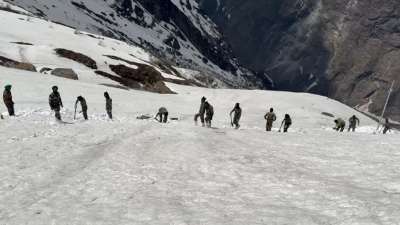 उत्तराखंड में 25 मई 2025 से शुरू होने वाली श्री हेमकुंड साहिब की पवित्र यात्रा के लिए भारतीय सेना के जवान पूरे समर्पण और उत्साह के साथ बर्फ से ढके यात्रा मार्ग को साफ करने में जुटे हुए हैं। उत्तराखंड में 25 मई 2025 से शुरू होने वाली श्री हेमकुंड साहिब की पवित्र यात्रा के लिए भारतीय सेना के जवान पूरे समर्पण और उत्साह के साथ बर्फ से ढके यात्रा मार्ग को साफ करने में जुटे हुए हैं।