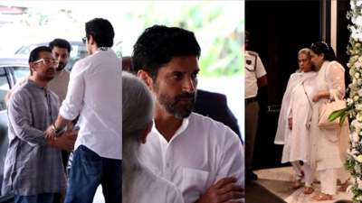 लंबी बीमारी के बाद मनोज कुमार का 4 अप्रैल को मुंबई के कोकिलाबेन धीरूभाई अंबानी अस्पताल में निधन हो गया। दिग्गज अभिनेता मनोज कुमार को अगले दिन पूरे राजकीय सम्मान के साथ पवन हंस श्मशान घाट पर सुपुर्द-ए-खाक कर दिया गया। अब 6 अप्रैल को अभिनेता के परिवार ने मुंबई के जुहू में JW मैरियट होटल में एक प्रार्थना सभा आयोजित की, जहां बॉलीवुड के अधिकांश लोग स्टार को श्रद्धांजलि देने के लिए रुके। लंबी बीमारी के बाद मनोज कुमार का 4 अप्रैल को मुंबई के कोकिलाबेन धीरूभाई अंबानी अस्पताल में निधन हो गया। दिग्गज अभिनेता मनोज कुमार को अगले दिन पूरे राजकीय सम्मान के साथ पवन हंस श्मशान घाट पर सुपुर्द-ए-खाक कर दिया गया। अब 6 अप्रैल को अभिनेता के परिवार ने मुंबई के जुहू में JW मैरियट होटल में एक प्रार्थना सभा आयोजित की, जहां बॉलीवुड के अधिकांश लोग स्टार को श्रद्धांजलि देने के लिए रुके।