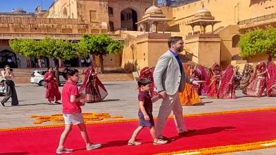 अमेरिका के उपराष्ट्रपति जे डी वेंस और उनका परिवार मंगलवार की सुबह जयपुर स्थित विश्वविख्यात आमेर का किला देखने के लिए पहुंचे। अमेरिका के उपराष्ट्रपति जे डी वेंस और उनका परिवार मंगलवार की सुबह जयपुर स्थित विश्वविख्यात आमेर का किला देखने के लिए पहुंचे।