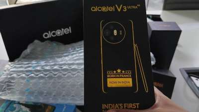 Alcatel V3 Series में तीन स्मार्टफोन लॉन्च किए जाएंगे। कंपनी ने अपने इन तीनों फोन को ई-कॉमर्स वेबसाइट Flipkart पर लिस्ट कर लिया है। अल्टाटेल के ये फोन V3 Ultra, V3 Pro और V3 Classic के नाम से पेश किए जाएंगे। लिस्टिंग में इस सीरीज के फोन के डिजाइन भी रिवील हुए हैं। साथ ही, इनके कुछ फीचर्स भी सामने आए हैं। Alcatel V3 Series में तीन स्मार्टफोन लॉन्च किए जाएंगे। कंपनी ने अपने इन तीनों फोन को ई-कॉमर्स वेबसाइट Flipkart पर लिस्ट कर लिया है। अल्टाटेल के ये फोन V3 Ultra, V3 Pro और V3 Classic के नाम से पेश किए जाएंगे। लिस्टिंग में इस सीरीज के फोन के डिजाइन भी रिवील हुए हैं। साथ ही, इनके कुछ फीचर्स भी सामने आए हैं।