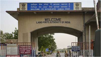 पहलगाम आतंकी हमले के बाद भारत ने पाकिस्तान के खिलाफ सख्त कार्रवाई की है और पाकिस्तानी नागरिकों को देश छोड़ने के लिए कहा है। ऐसे में कई पाकिस्तानी नागरिक अपने वतन लौटते समय भावुक हो गए। पहलगाम आतंकी हमले के बाद भारत ने पाकिस्तान के खिलाफ सख्त कार्रवाई की है और पाकिस्तानी नागरिकों को देश छोड़ने के लिए कहा है। ऐसे में कई पाकिस्तानी नागरिक अपने वतन लौटते समय भावुक हो गए।