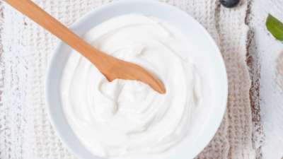 आपकी जानकारी के लिए बता दें कि दही में प्रोटीन, कैल्शियम, फॉस्फोरस, पोटैशियम, आयोडीन और विटामिन बी की अच्छी खासी मात्रा पाई जाती है। गर्मियों में अक्सर दही का सेवन करने की सलाह दी जाती है। आइए जानते हैं क्यों...