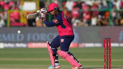 IPL 2025 में अब तक बल्लेबाजों का दबदबा देखने को मिला है। इस सीजन अब तक कई बल्लेबाजों ने तूफानी बल्लेबाजी करते हुए अर्धशतक लगाया है। भारतीय खिलाड़ी से लेकर विदेशी खिलाड़ियों तक मौका मिलने पर हर किसी ने अपनी बल्लेबाजी से सभी को इम्प्रेस किया है। हम आपको आज बताएंगे कि इस सीजन सबसे तेज अर्धशतक लगाने वाले टॉप-5 बल्लेबाज कौन हैं। IPL 2025 में अब तक बल्लेबाजों का दबदबा देखने को मिला है। इस सीजन अब तक कई बल्लेबाजों ने तूफानी बल्लेबाजी करते हुए अर्धशतक लगाया है। भारतीय खिलाड़ी से लेकर विदेशी खिलाड़ियों तक मौका मिलने पर हर किसी ने अपनी बल्लेबाजी से सभी को इम्प्रेस किया है। हम आपको आज बताएंगे कि इस सीजन सबसे तेज अर्धशतक लगाने वाले टॉप-5 बल्लेबाज कौन हैं।