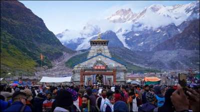 केदारनाथ- सबसे पहले रुद्रप्रयाग जिले की केदार घाटी में स्थित केदारनाथ मंदिर दुनिया का सबसे प्रसिद्ध मंदिर है। केदारनाथ फिल्म के बाद से यहां जाने के ट्रेंड काफी बढ़ गया है। मंदिर खुलते ही शिव भक्तों की बड़ी संख्या यहां पहुंचने लगती है। भक्त नंगे पैर, लेटकर भोलेनाथ के दर्शन करने पहुंचते हैं।
केदारनाथ- सबसे पहले रुद्रप्रयाग जिले की केदार घाटी में स्थित केदारनाथ मंदिर दुनिया का सबसे प्रसिद्ध मंदिर है। केदारनाथ फिल्म के बाद से यहां जाने के ट्रेंड काफी बढ़ गया है। मंदिर खुलते ही शिव भक्तों की बड़ी संख्या यहां पहुंचने लगती है। भक्त नंगे पैर, लेटकर भोलेनाथ के दर्शन करने पहुंचते हैं।