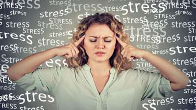 कोर्टिसोल (Cortisol) को "Stress Hormone" कहा जाता है क्योंकि यह शरीर की तनाव प्रतिक्रिया में महत्वपूर्ण भूमिका निभाता है। जब हम तनाव में होते हैं, तो शरीर एड्रेनल ग्लैंड से कोर्टिसोल रिलीज करता है ताकि ऊर्जा मिले और शरीर उस स्थिति से निपट सके। लेकिन जब कोर्टिसोल लंबे समय तक अधिक मात्रा में बना रहता है, तो यह शारीरिक और मानसिक स्वास्थ्य पर बुरा असर डाल सकता है। तो, चलिए जानते हैं आप कोर्टिसोल लेवल कैसे कम करें?
कोर्टिसोल (Cortisol) को "Stress Hormone" कहा जाता है क्योंकि यह शरीर की तनाव प्रतिक्रिया में महत्वपूर्ण भूमिका निभाता है। जब हम तनाव में होते हैं, तो शरीर एड्रेनल ग्लैंड से कोर्टिसोल रिलीज करता है ताकि ऊर्जा मिले और शरीर उस स्थिति से निपट सके। लेकिन जब कोर्टिसोल लंबे समय तक अधिक मात्रा में बना रहता है, तो यह शारीरिक और मानसिक स्वास्थ्य पर बुरा असर डाल सकता है। तो, चलिए जानते हैं आप कोर्टिसोल लेवल कैसे कम करें?